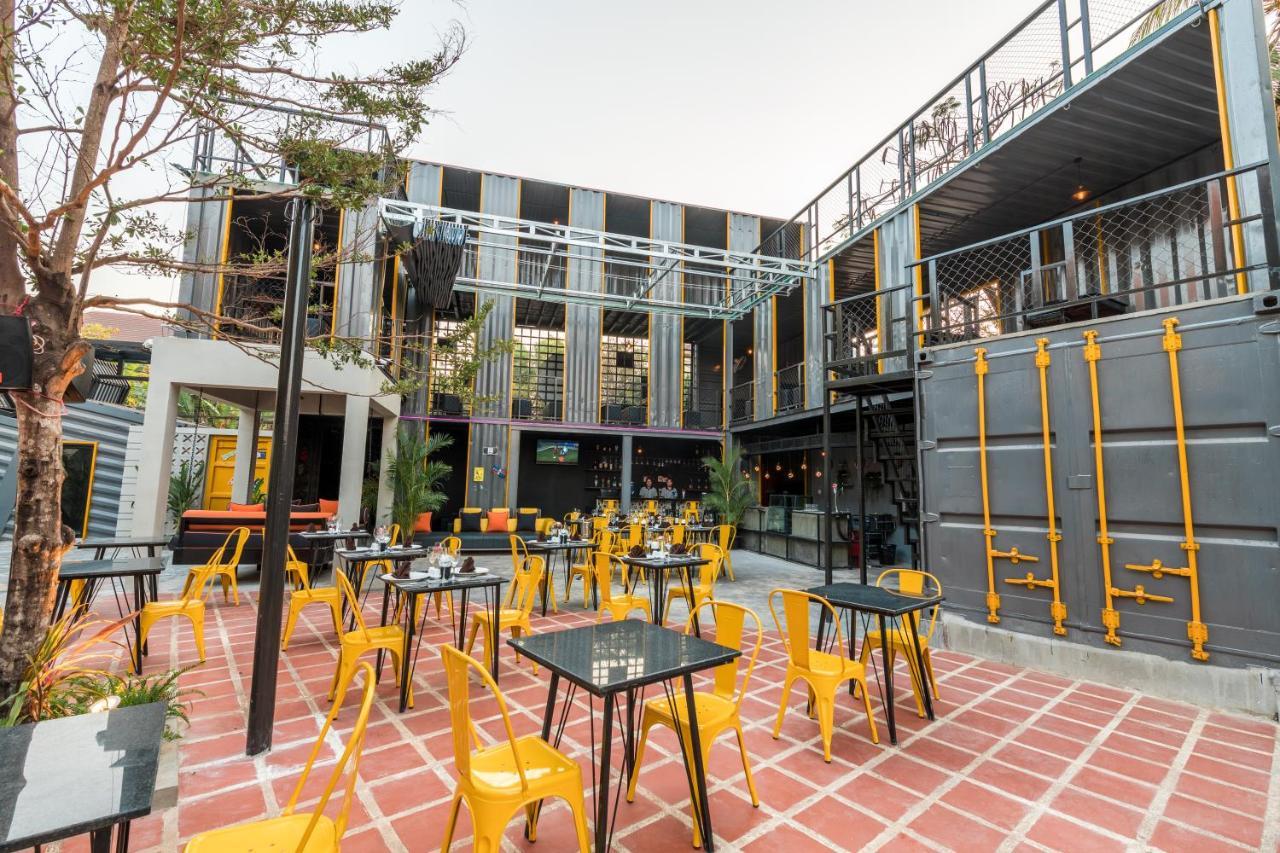 White Rabbit Hostel Siem Reap Exteriör bild