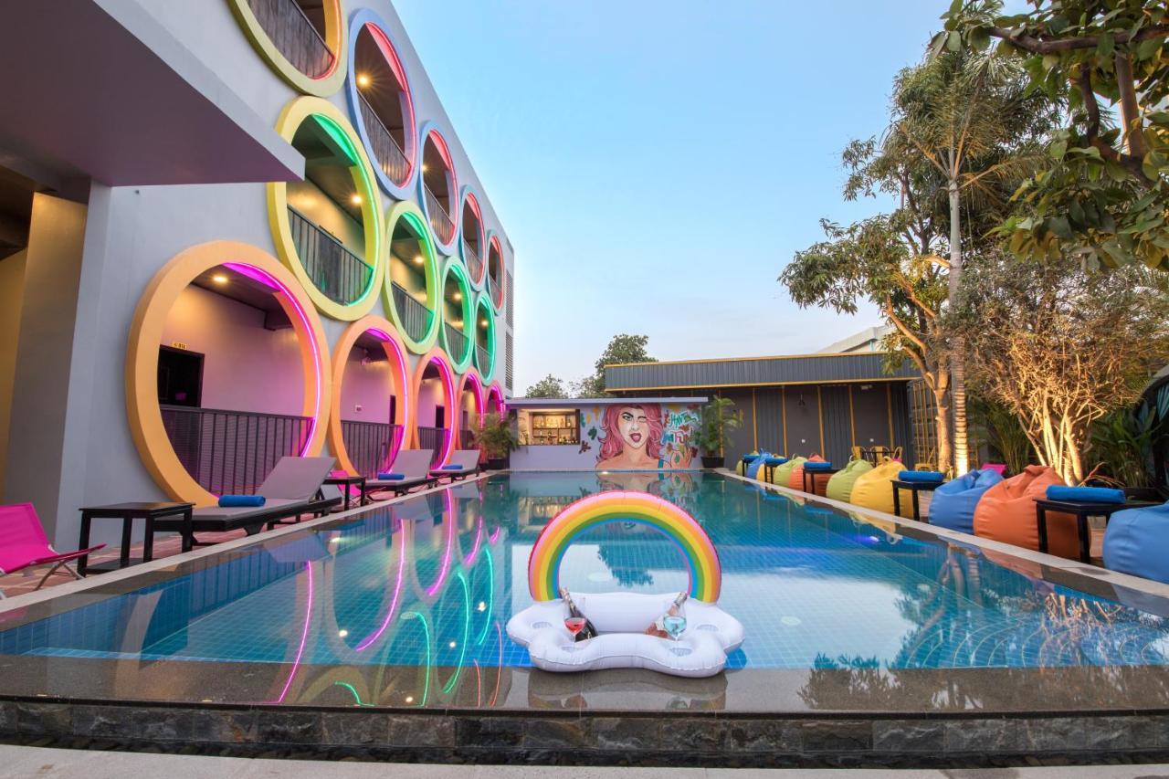 White Rabbit Hostel Siem Reap Exteriör bild